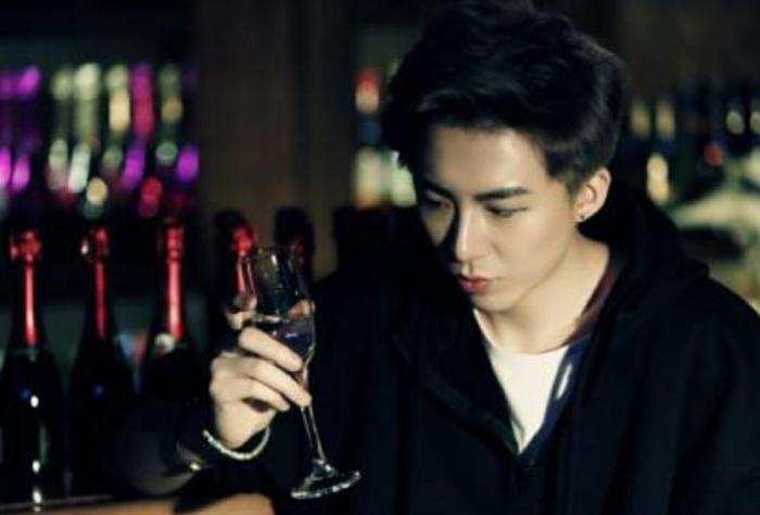 《歌手》淘汰第二位选手,导演暗示补位选手,节目看不下去了