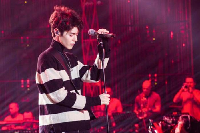 《歌手》淘汰第二位选手,导演暗示补位选手,节目看不下去了