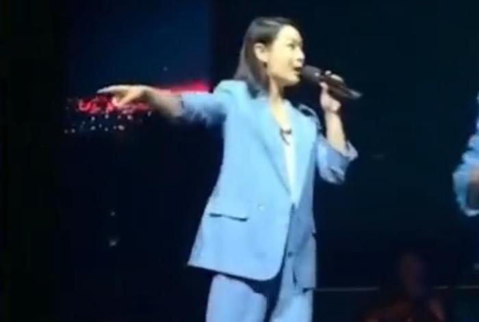 刘若英演唱会现场,被台下粉丝恶搞,刘若英发怒:钱还她,拖出去