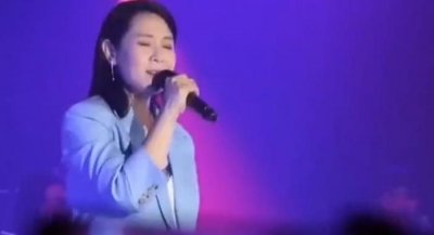 ​刘若英演唱会现场，被台下粉丝恶搞，刘若英发怒：钱还她，拖出去