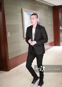 ​欧豪寸头配西装痞帅不羁风度翩翩邪魅一笑帅到模糊引迷妹舔屏