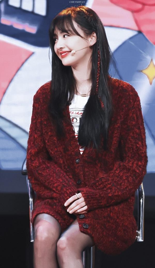 郑爽罕见走性感风,穿黑丝袜搭配细高跟鞋,“竹竿腿”令人羡慕