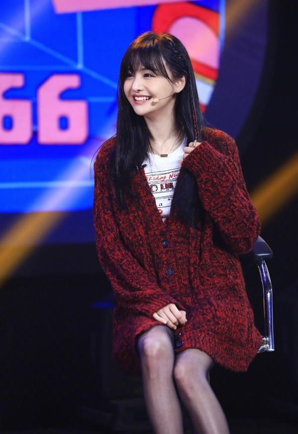 郑爽罕见走性感风,穿黑丝袜搭配细高跟鞋,“竹竿腿”令人羡慕