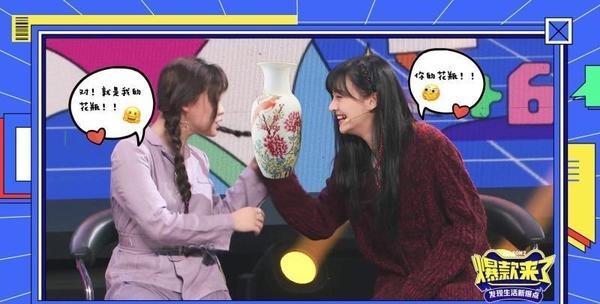 郑爽罕见走性感风,穿黑丝袜搭配细高跟鞋,“竹竿腿”令人羡慕