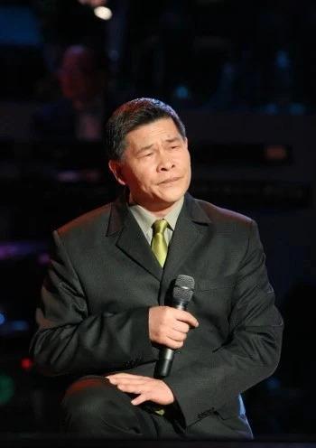 他是台湾知名主持人,曾因私密视频遭勒索3500万,今62岁热心公益