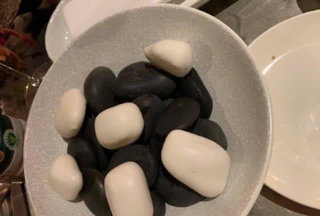 小S晒照为妈妈庆65岁生日,三姐妹罕见同框,儿孙满堂其乐融融