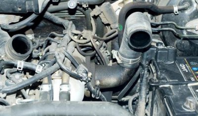 ​自吸发动机进气管有机油是怎么回事