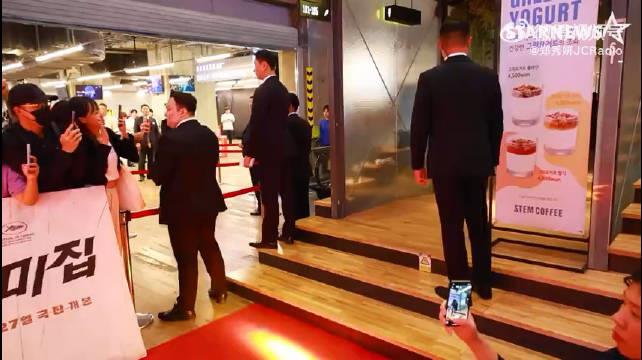 郑秀妍为了支持妹妹郑秀晶时隔10年的参加国内电影首映礼