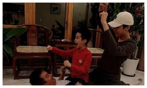 许亚军晒与同父异母的两个儿子合影,其第四任妻子颜值不输何晴