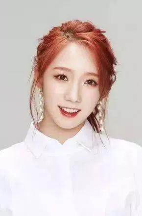 吴宣仪年龄造假被曝光?其证件照惨遭泄露,真实年龄到底多少岁?