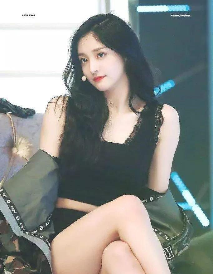 吴宣仪年龄造假被曝光?其证件照惨遭泄露,真实年龄到底多少岁?