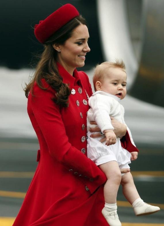 路易小王子近照曝光，长相呆萌可爱到爆，小表情实力抢镜