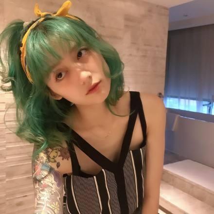 李诞老婆黑尾酱，穿衣社会大姐大，打鼻环纹花臂个性十足