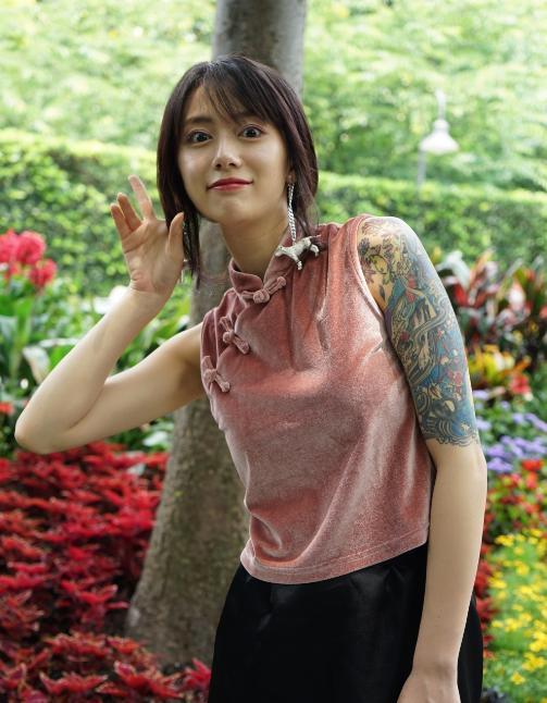 李诞老婆黑尾酱，穿衣社会大姐大，打鼻环纹花臂个性十足