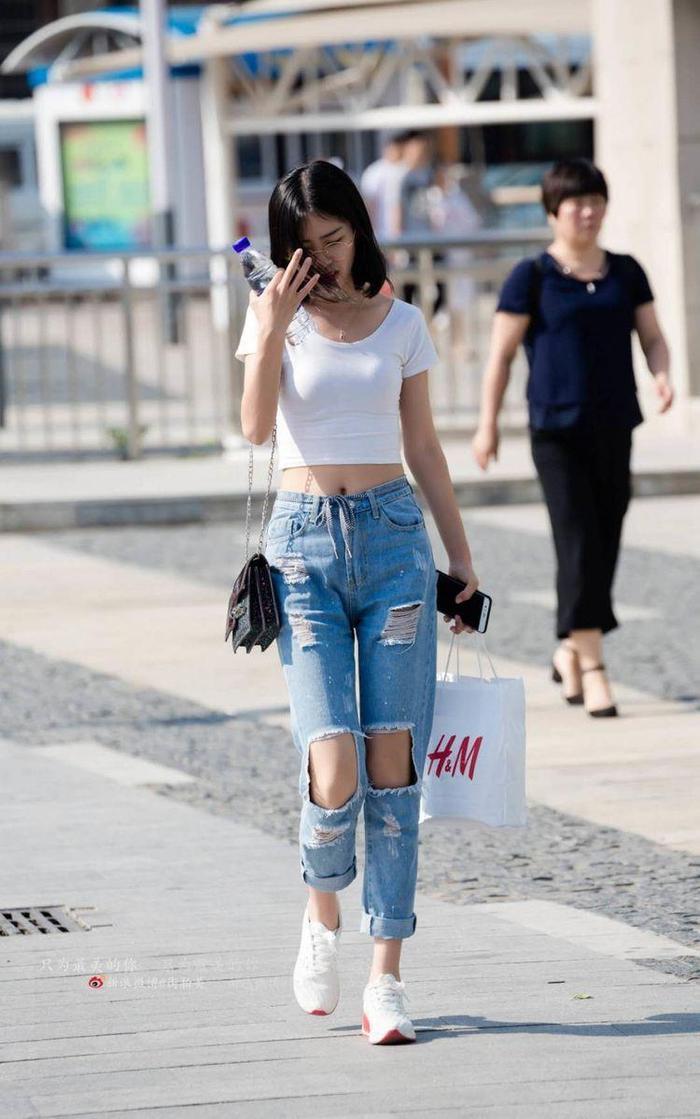 路人街拍,小姐姐黑白组合的学生式丝袜太有青春感了