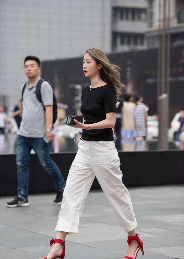 路人街拍,小姐姐黑白组合的学生式丝袜太有青春感了