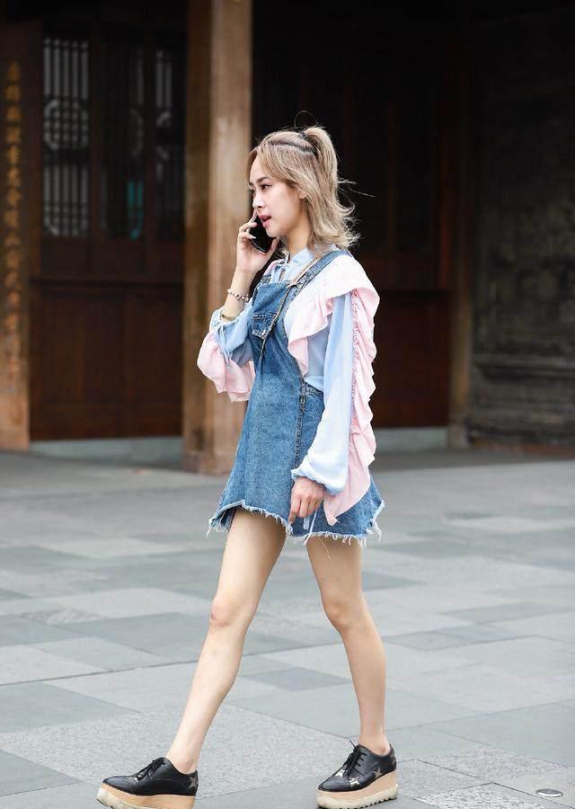 路人街拍,小姐姐黑白组合的学生式丝袜太有青春感了