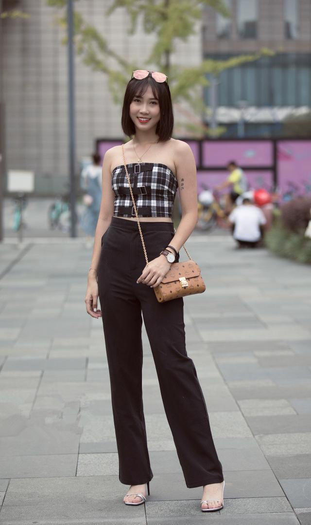 路人街拍,小姐姐黑白组合的学生式丝袜太有青春感了