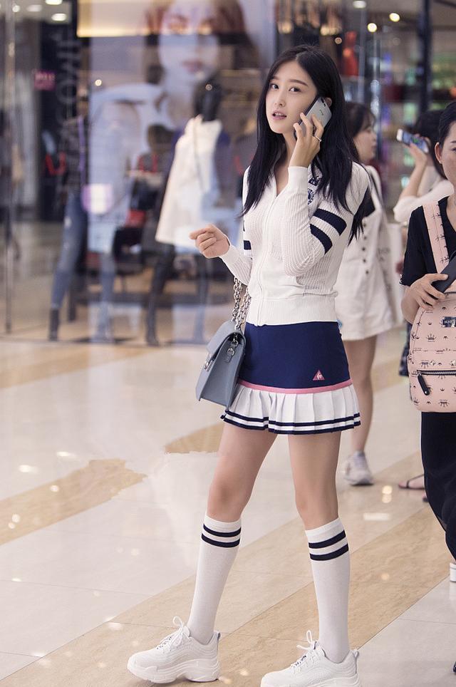 路人街拍,小姐姐黑白组合的学生式丝袜太有青春感了