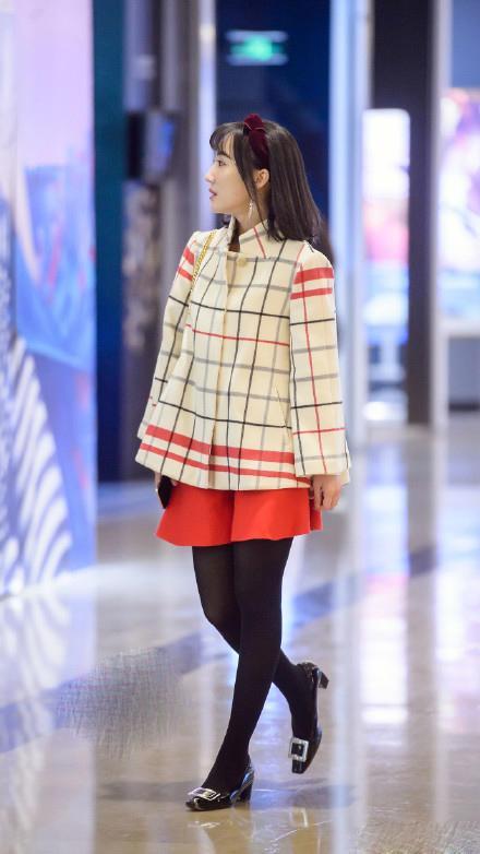 街头黑丝袜美女街拍,各种美腿一次看个够!