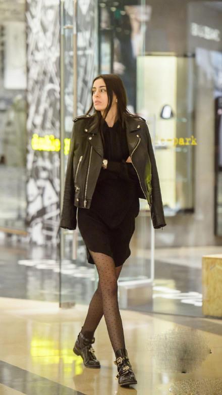 街头黑丝袜美女街拍,各种美腿一次看个够!