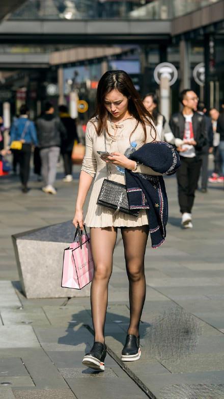 街头黑丝袜美女街拍,各种美腿一次看个够!