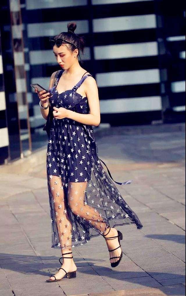 街拍:夏季仙气飘逸的薄纱裙,挡不住满屏荷尔蒙