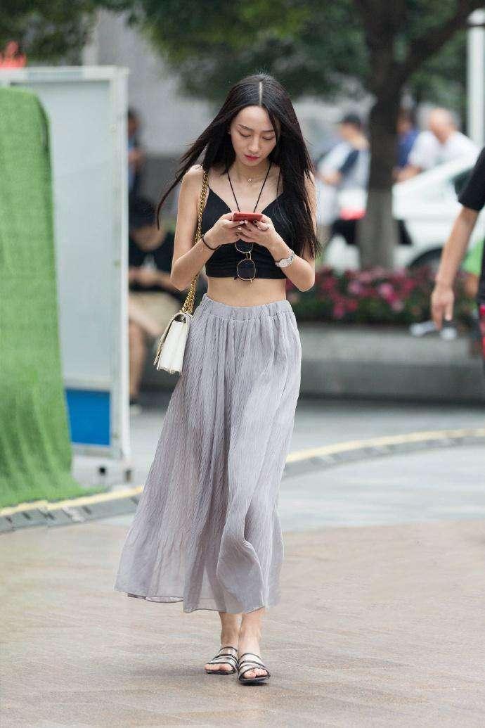 街拍:夏季仙气飘逸的薄纱裙,挡不住满屏荷尔蒙