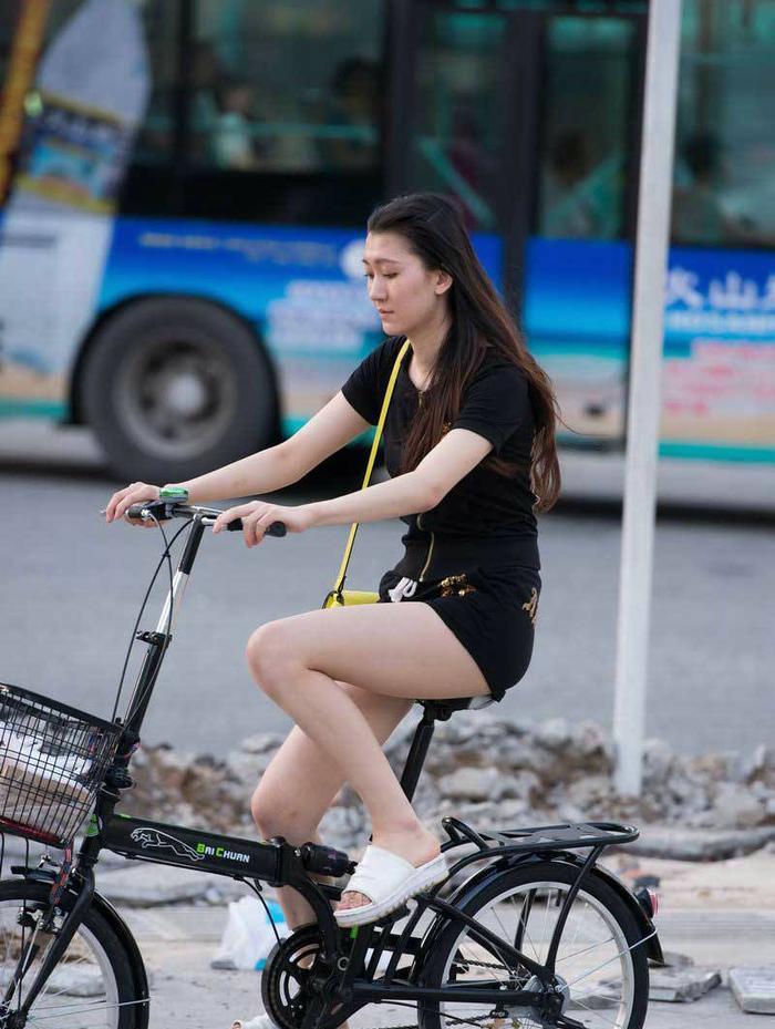 街拍:抄底街拍穿宽松牛仔短裤美女