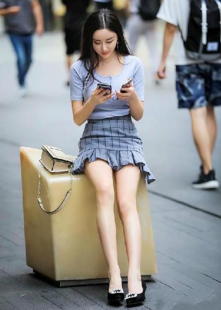 街拍:美女前凸后翘的曼妙身姿,性感丰满,美艳迷人!