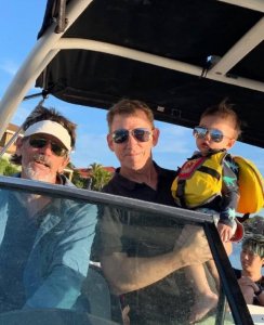 ​昆凌晒出“小周周”的正面照，周杰伦与岳父同框的样子太有趣了