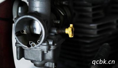 ​汽车化油器在车的什么位置