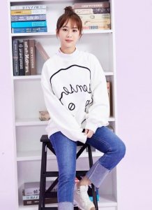 ​杨紫的真实身高成谜，裤腿竟然长了一大截，身高165假的？