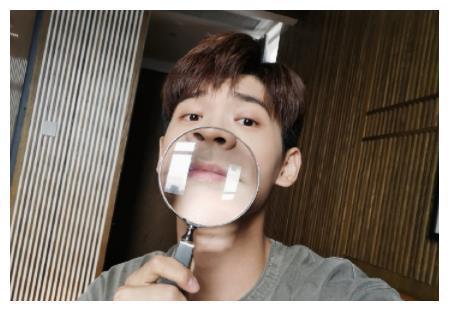 邢昭林未免太自信了，放大镜贴脸上自拍，这皮肤状态确定22岁？