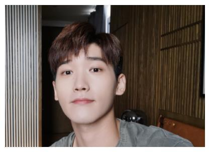 邢昭林未免太自信了，放大镜贴脸上自拍，这皮肤状态确定22岁？