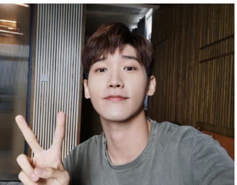 邢昭林未免太自信了，放大镜贴脸上自拍，这皮肤状态确定22岁？