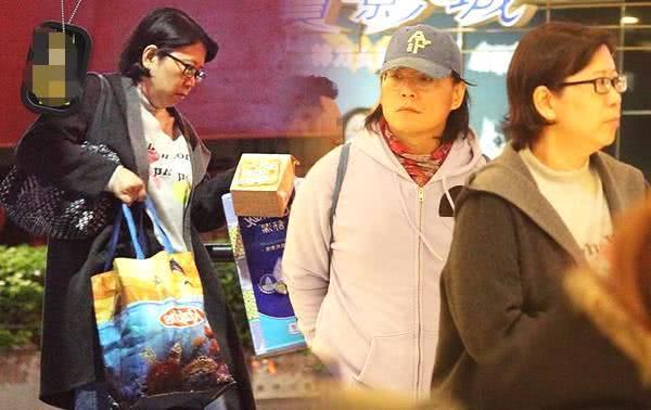 她是伍佰的妻子，相貌平平却被宠25年，如今没生孩子变成这样