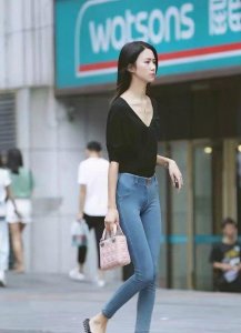 ​街拍，穿着紧身牛仔裤的翘臀长腿美女，性感又清新