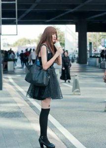 ​街拍，图一小姐姐弯腰的瞬间，显露出人的好身材