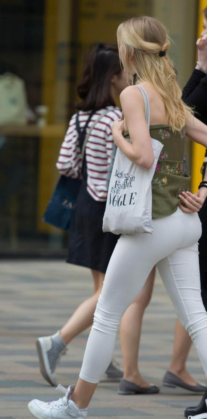 路人街拍, 外国美女臀部太丰满, 紧身裤都撑滑了