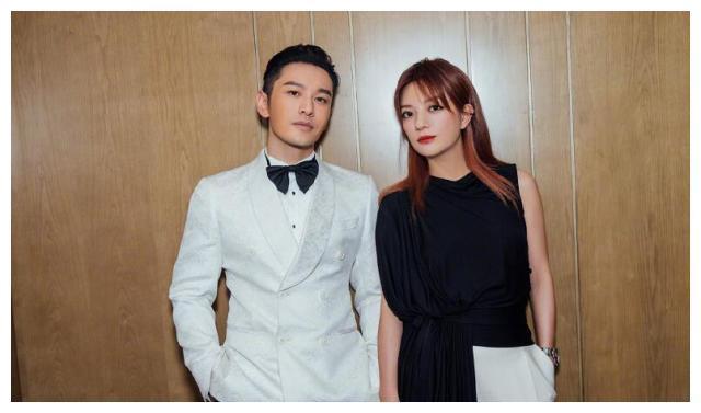 黄晓明赵薇同框现身,两人黑白搭配默契十足,眼神杀满分!