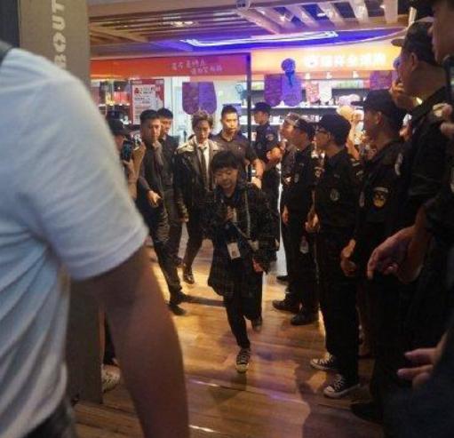 肖战终于有保镖了,网友泪目:再也不担心被私生饭摸了