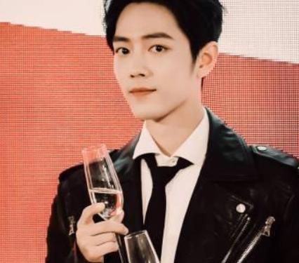 肖战终于有保镖了,网友泪目:再也不担心被私生饭摸了