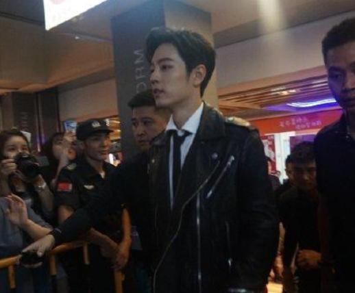 肖战终于有保镖了,网友泪目:再也不担心被私生饭摸了