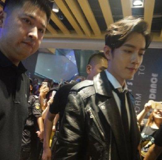 肖战终于有保镖了,网友泪目:再也不担心被私生饭摸了