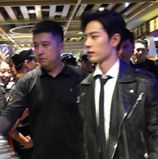 肖战终于有保镖了,网友泪目:再也不担心被私生饭摸了