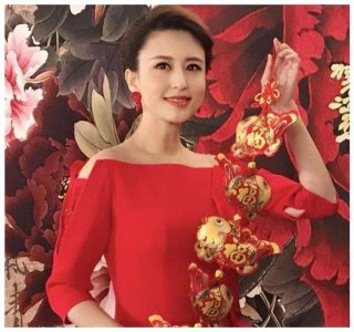 ​她是央视美女主持人，巅峰时期嫁大20岁富豪老公，夫妻同框更像父