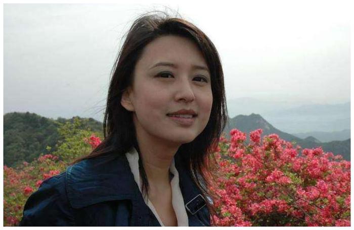 她是央视美女主持人,巅峰时期嫁大20岁富豪老公,夫妻同框更像父