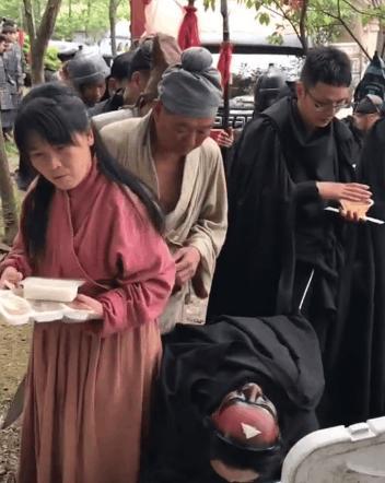 实拍横店群众演员的真实生活, 吃盒饭睡泥地