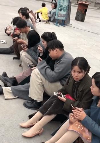 实拍横店群众演员的真实生活, 吃盒饭睡泥地